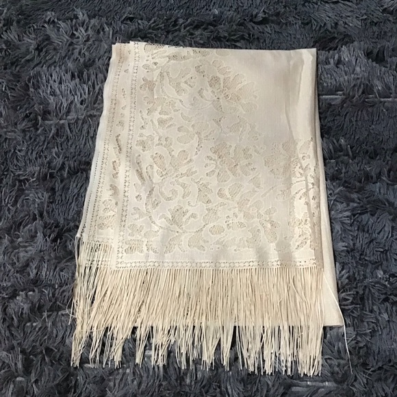 Gorgeous Cream Lace shawl/scarf/wrap with fringe detail - Picture 3 of 8